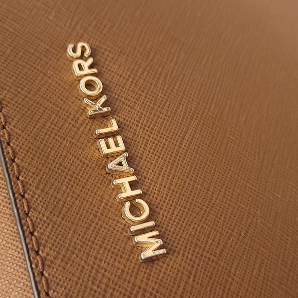 NWOT Micheal Kors Crossbody Jet Set Pocketbook Saffino Leather - Picture 15 of 17